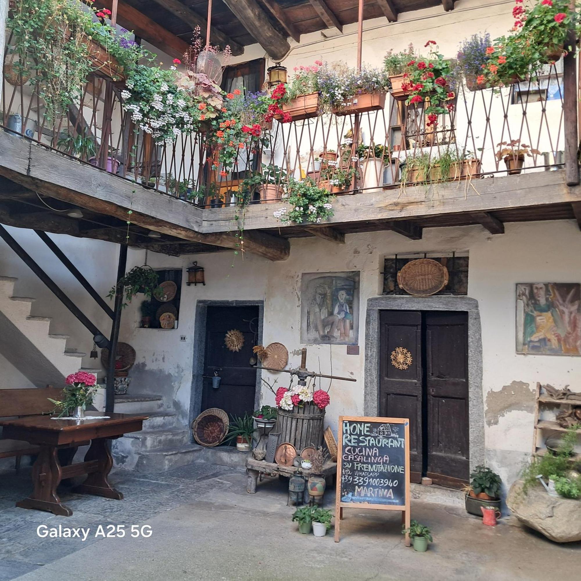 La Stanza Del Bosco Apartment Arcumeggia Bagian luar foto